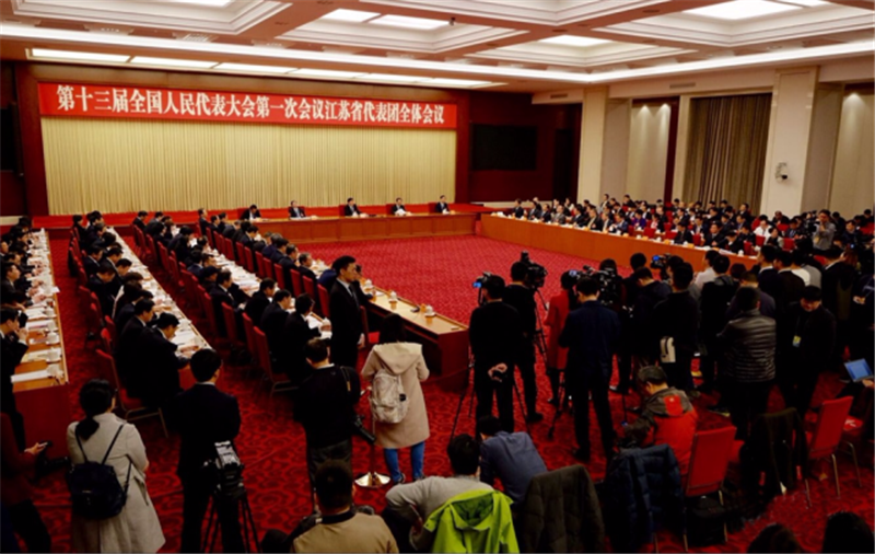 肖伟代表在审议政府工作报告时作交流发言：创新动能，勇开新局，推进新时代国药高质量发展