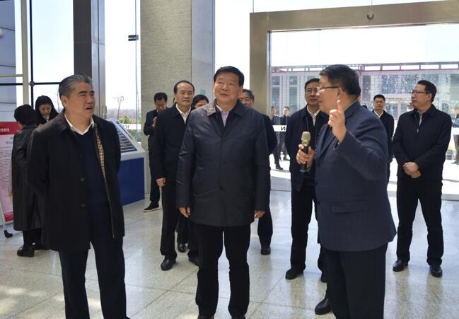 省委书记娄勤俭莅临pa视讯药业视察调研